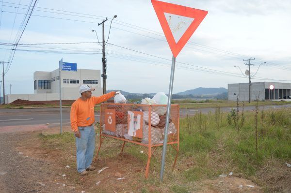 Moradores exigem lixeiras e município prepara compra