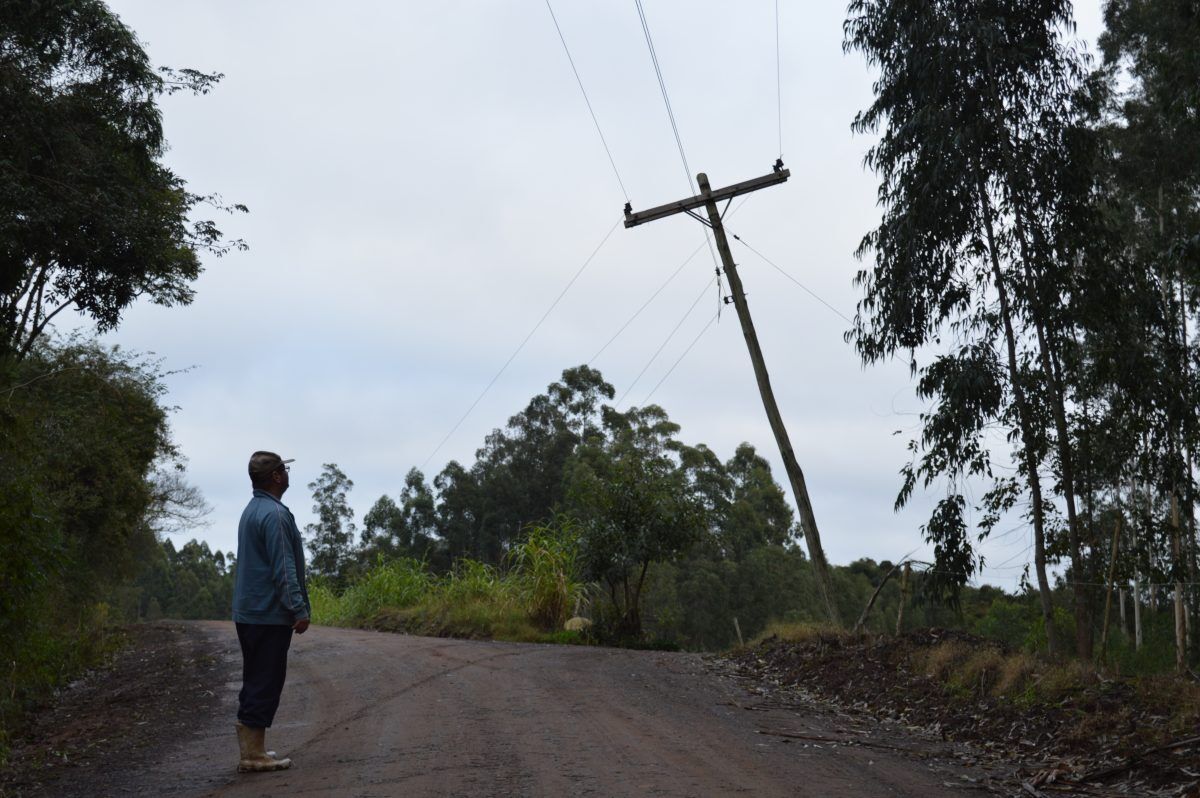 Postes de madeira, falta de luz e críticas à RGE