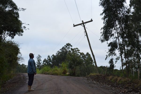 Postes de madeira, falta de luz e críticas à RGE