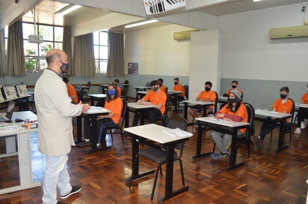 Curso qualifica jovens a carências da indústria local