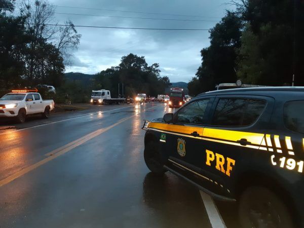 Colisão frontal entre veículos deixa cinco pessoas feridas na BR-386