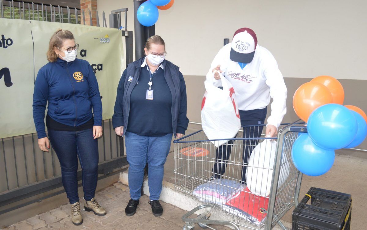 Imec e Rotary Lajeado arrecadam roupas em drive-thru solidário