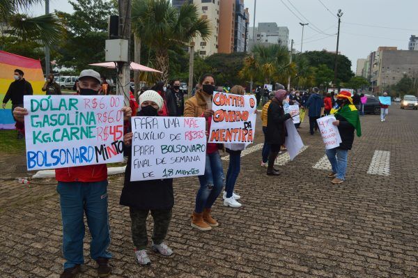 Manifestantes voltam a se reunir em ato contra Bolsonaro em Lajeado