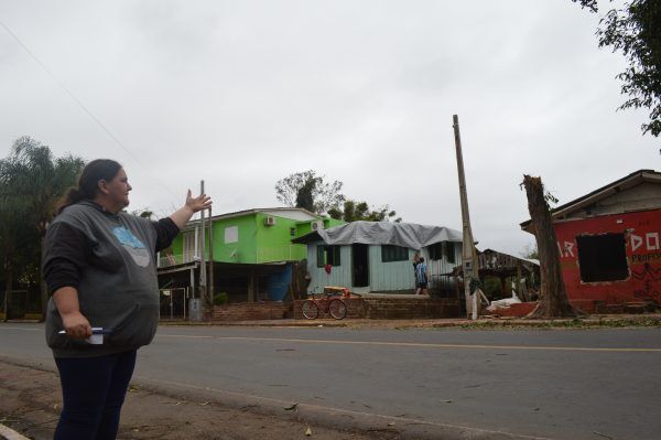 “Primeiro foi a enchente. Agora vem um vento e quebra a minha casa”