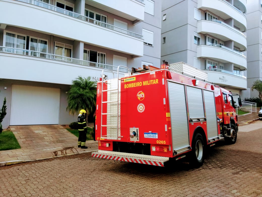 Secador de cabelos esquecido ligado causa incêndio em residência