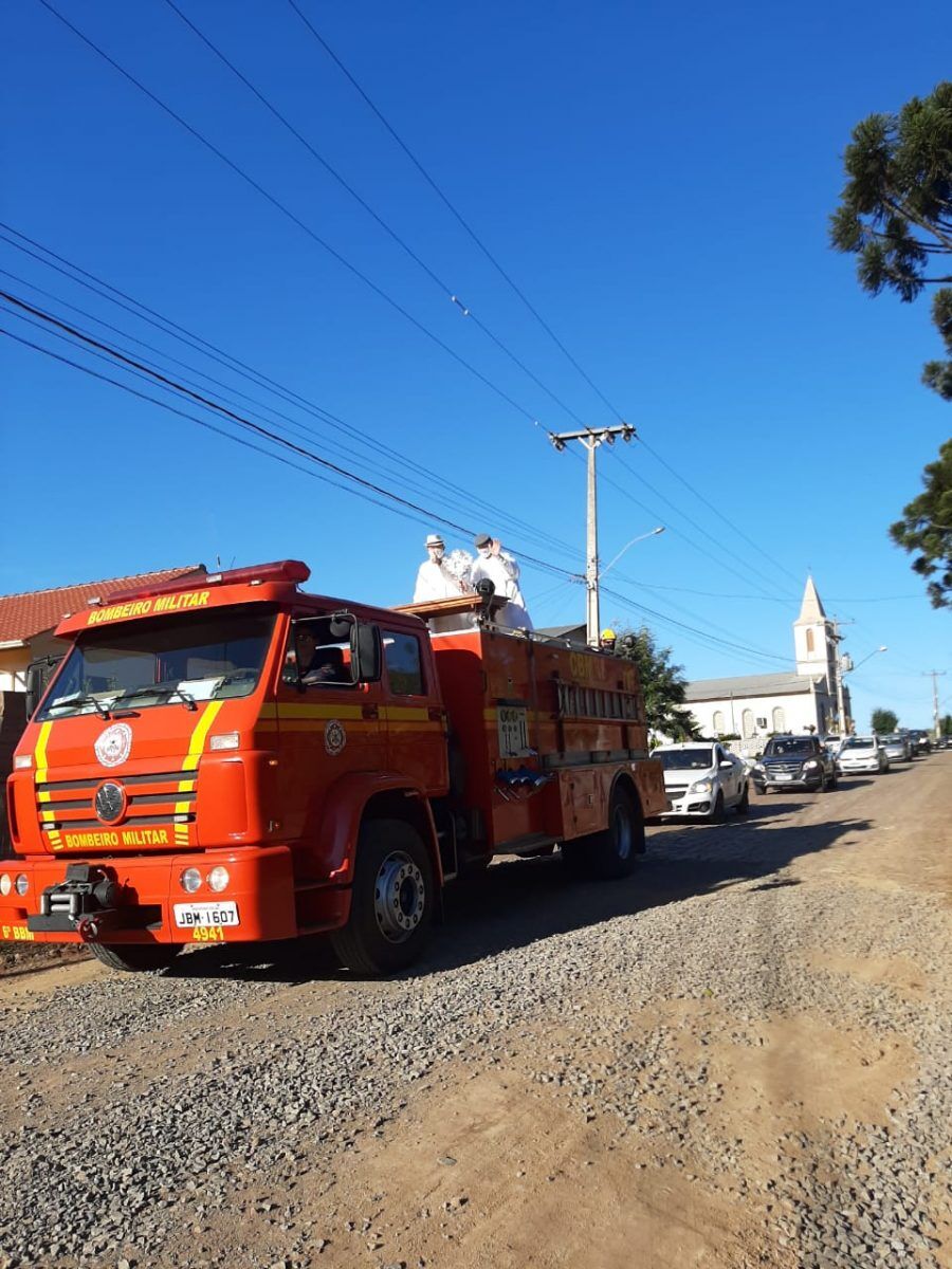 Carreata com cerca de 200 veículos celebra o Corpus Christi