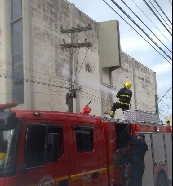 Poste pega fogo na área central de Lajeado