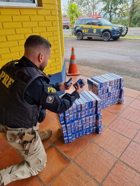 PRF apreende mil maços de cigarros contrabandeados em ônibus de excursão