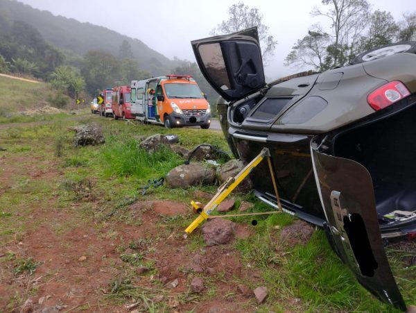 Condutora fica ferida após capotamento na RSC-453 em Westfália