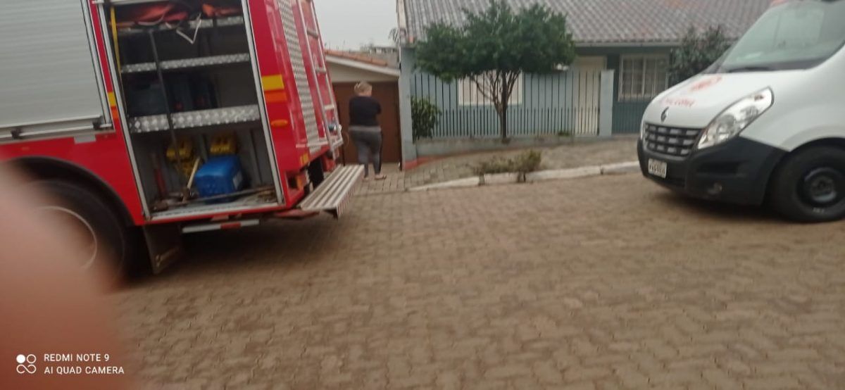 Bombeiros de Lajeado auxiliam criança que teve mão presa em máquina de fazer pão