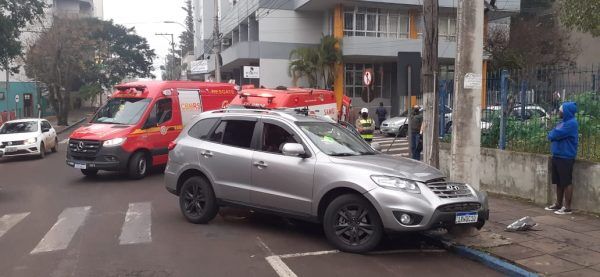 Mulher colide carro contra poste de energia elétrica no centro de Lajeado