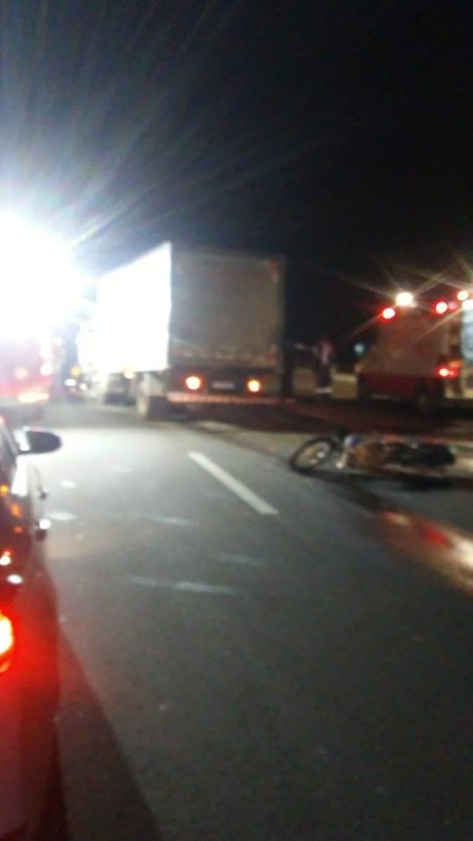 Acidente entre moto e dois caminhões deixa feridos na BR-386