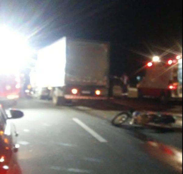 Acidente entre moto e dois caminhões deixa feridos na BR-386