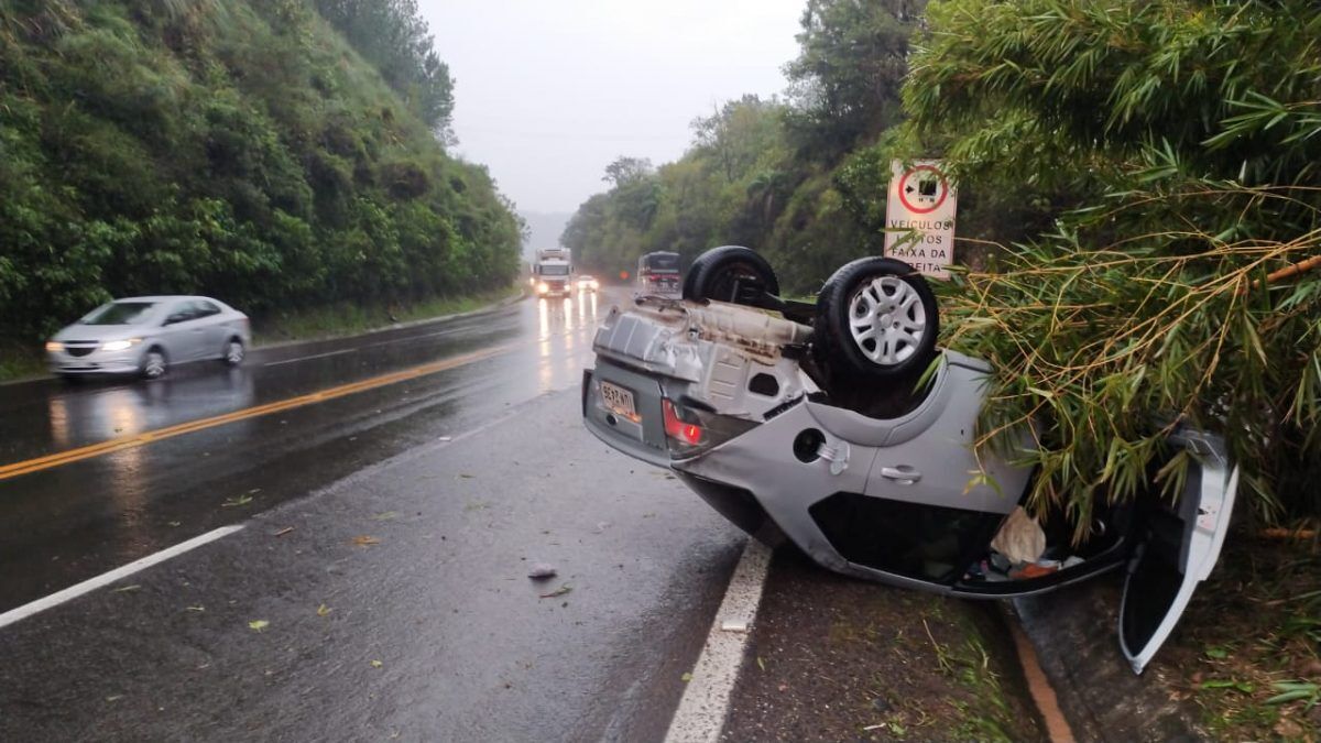 Carro capota na BR-386 em Pouso Novo