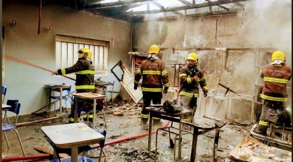 Bombeiros combatem chamas em escola de Roca Sales