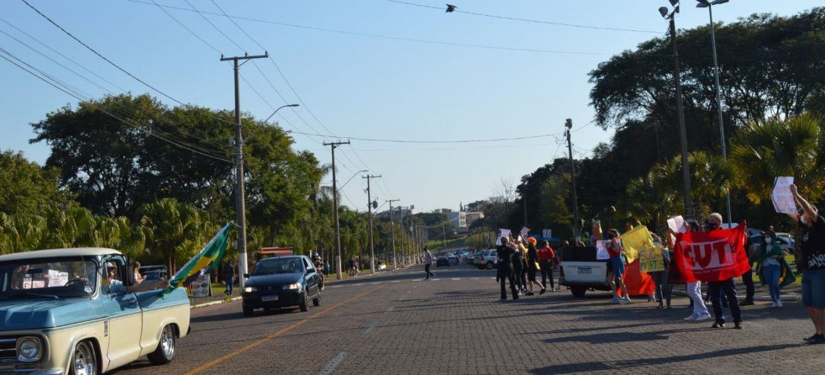 Dezenas de manifestantes fazem ato contra Bolsonaro