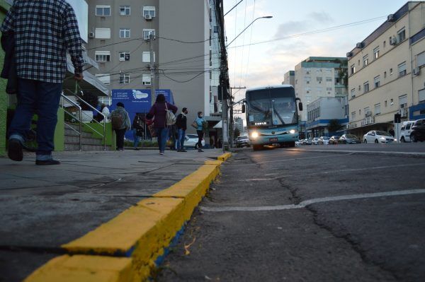 Ponto de ônibus é retirado e novo local gera expectativa