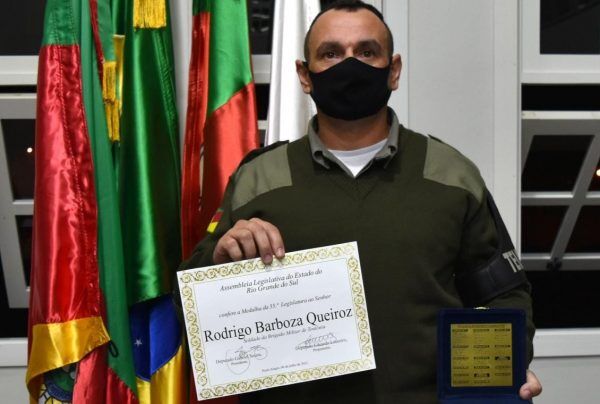 Soldado de Teutônia recebe medalha da Assembleia Legislativa