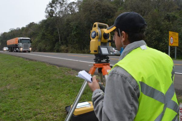 Empresa contrata operários para acelerar duplicação