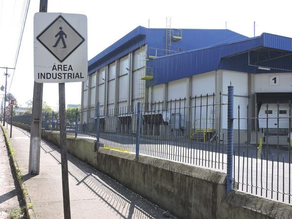 Funcionários da Lactalis ameaçam entrar em greve por ajuste salarial