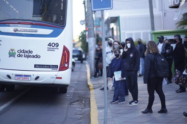 Indefinição sobre parada incomoda usuários e empresários