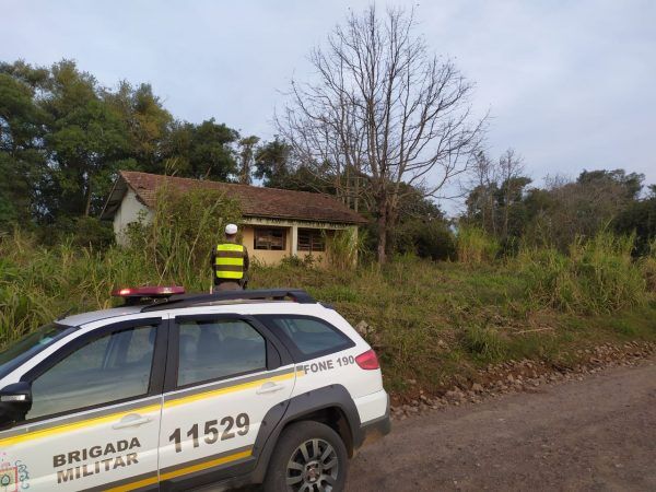 Corpo carbonizado é encontrado nos fundos de escola desativada