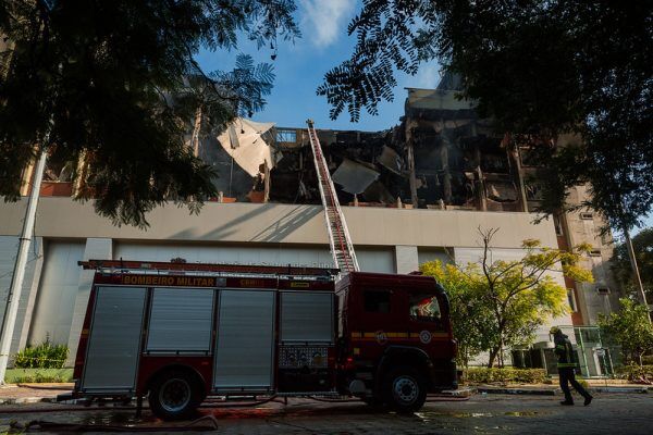 Bombeiros seguem desaparecidos após incêndio no prédio da SSP