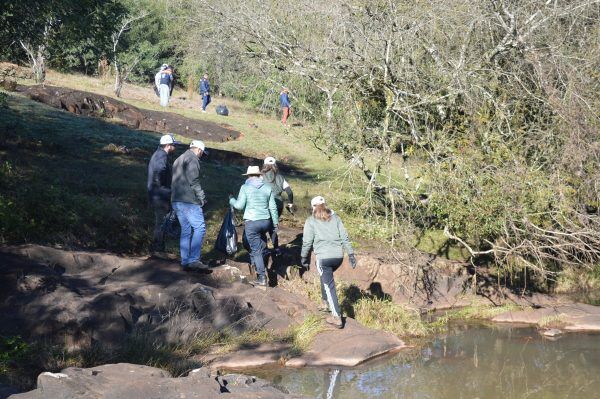 Mutirão recolhe mais de 400 quilos de lixo na Cascata Santa Rita