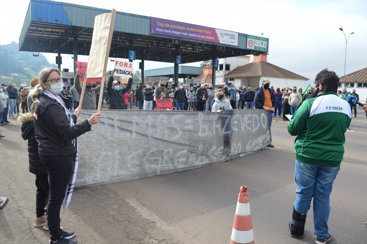 Manifestantes pedem fim da cobrança de pedágio em Encantado