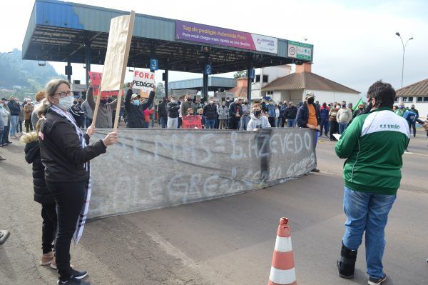 Manifestantes pedem fim da cobrança de pedágio em Encantado