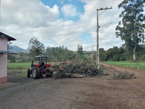 RGE troca postes de madeira em Estrela e Colinas