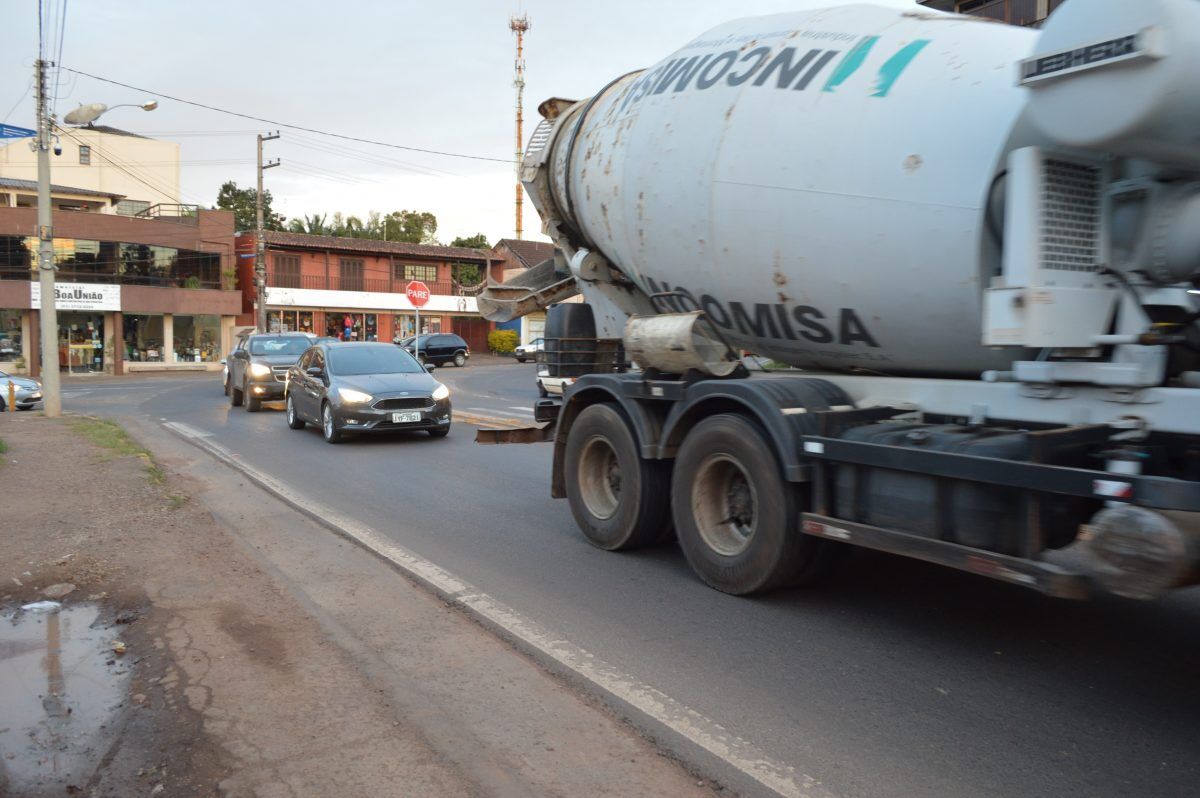 Obras para tirar o trânsito pesado do bairro Boa União