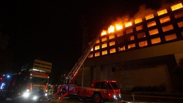 Dois bombeiros estão desaparecidos após combate a incêndio na Secretaria de Segurança do RS