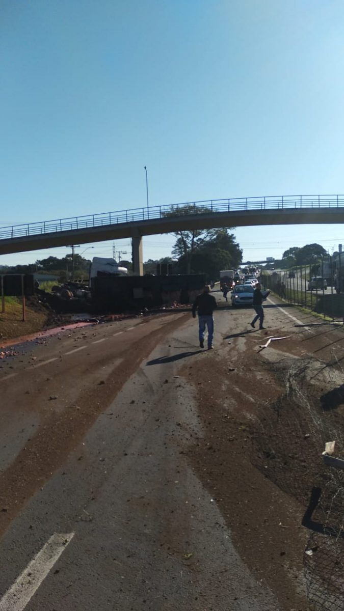 Carreta cruza canteiro central e tomba na pista contrária da BR-386