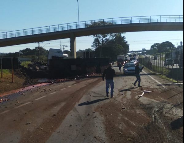 Carreta cruza canteiro central e tomba na pista contrária da BR-386