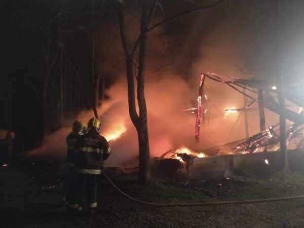 Bombeiros de Encantado combatem incêndio em aviário