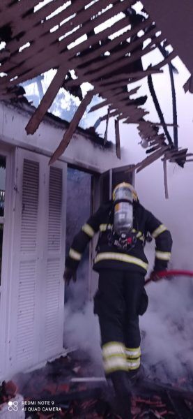 Residência pega fogo em Cruzeiro do Sul