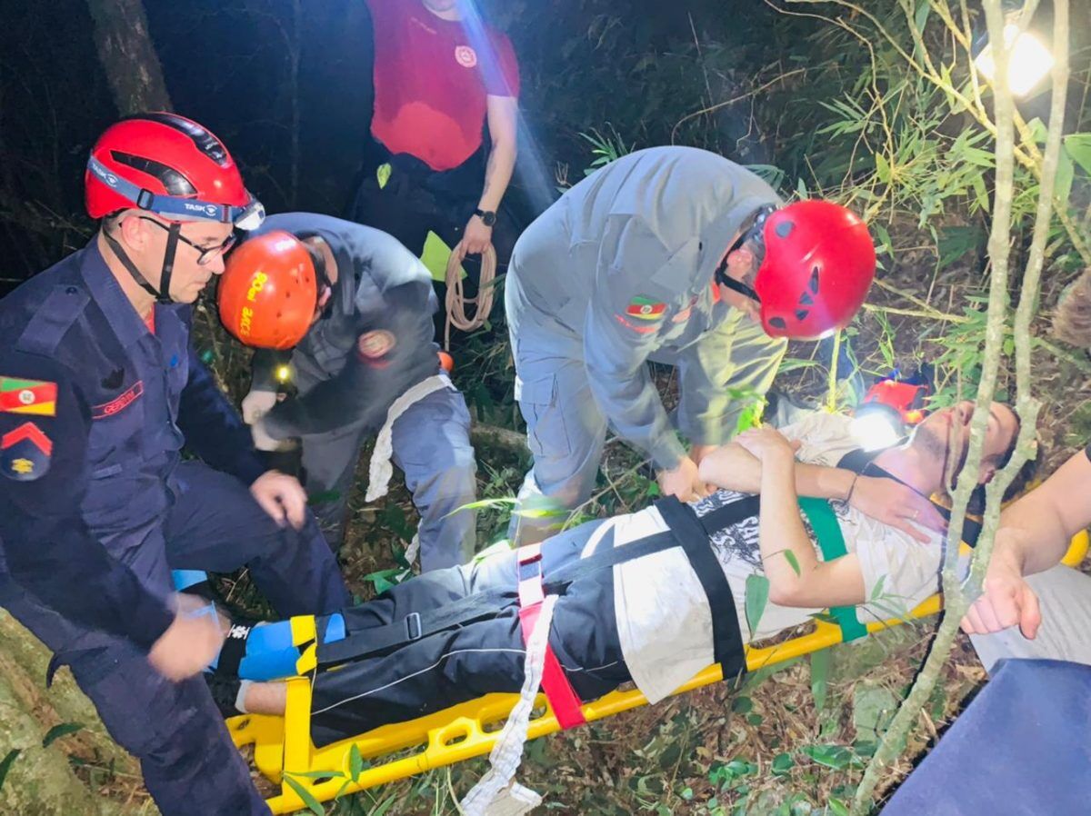 Jovens são resgatados durante trilha em Roca Sales