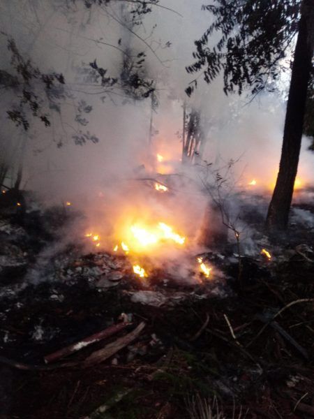 Bombeiros combatem incêndio por mais de dez horas em ferro velho