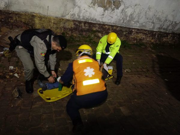 Brigada Militar e Bombeiros de Lajeado socorrem homem agredido no centro