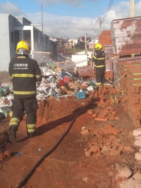 Bombeiros apagam fogo em lixo