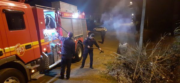 Bombeiros apagam fogo em lixeira