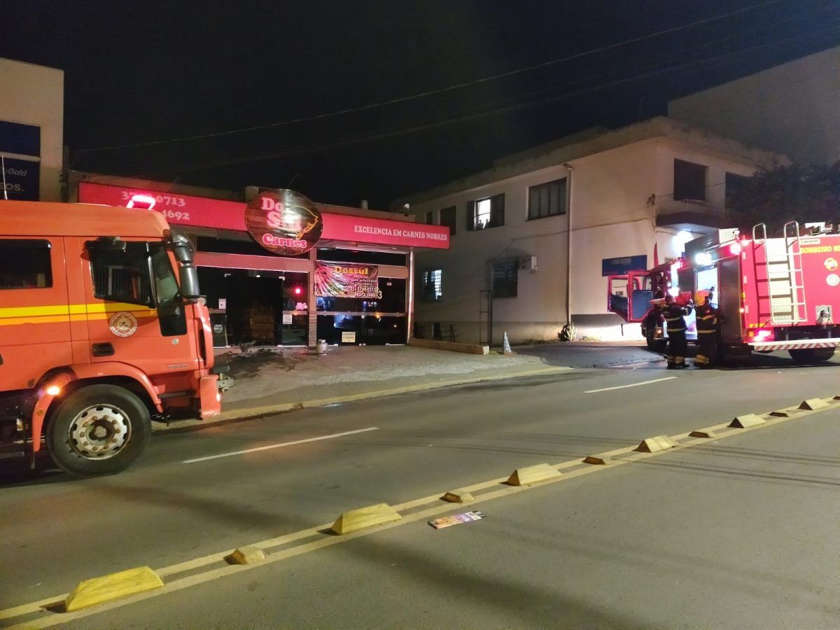 Fogo atinge estabelecimento comercial no bairro São Cristóvão