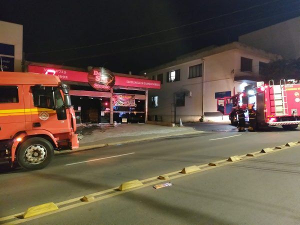 Fogo atinge estabelecimento comercial no bairro São Cristóvão