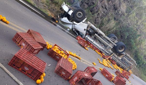 Duas pessoas morrem após tombamento de caminhão na ERS-332