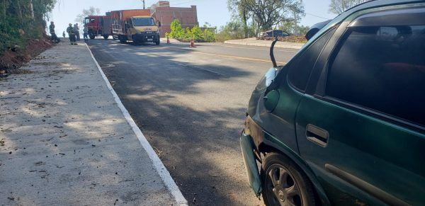 Carro colide em caminhão parado na Avenida dos Ipês