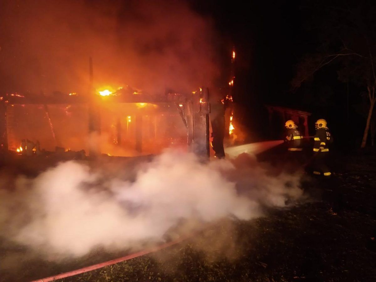 Casa é destruída por fogo em Doutor Ricardo