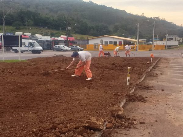 Apenados fazem manutenção em trevos de acesso a Encantado