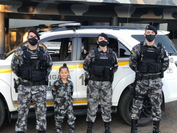 Menina de 5 anos recebe farda policial de presente em Estrela