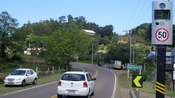 Lombadas eletrônicas estão em amarelo piscante